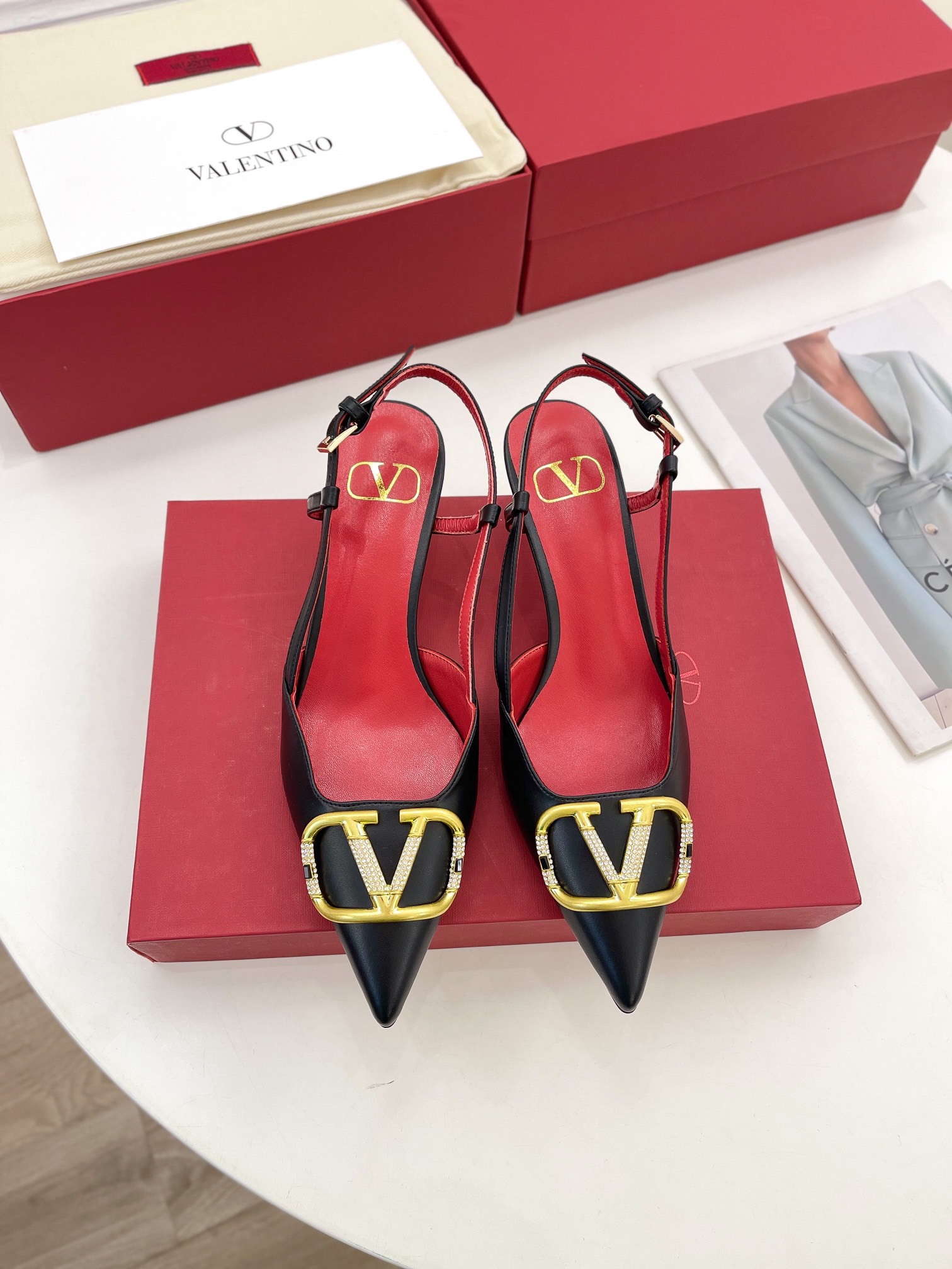 【Valentino】𝟐𝟎𝟐𝟏/𝐒𝐒 𝐧𝐞𝐰 Valentino 2022 spring and summer new large V diamond buckle high heels on the new