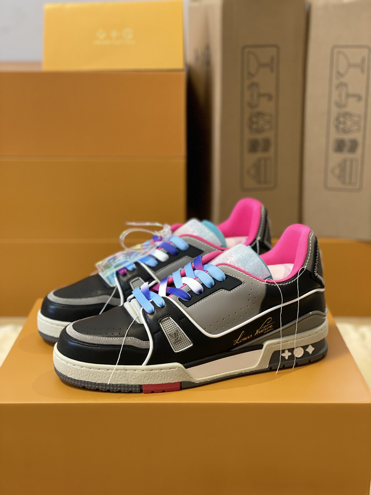 Louis Vuitton Trainer Men's Model 1A98UX