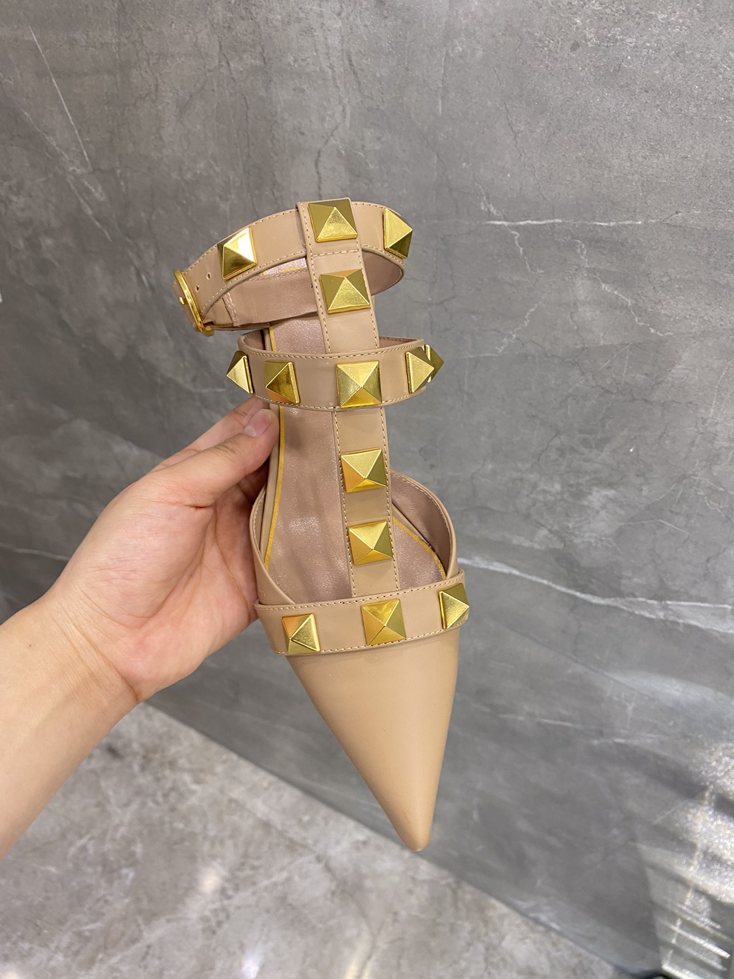 【Valentino】𝟐𝟎𝟐𝟏/𝐒𝐒 𝐧𝐞𝐰 Valentino studded sandals counter the latest series of very bright show series launched