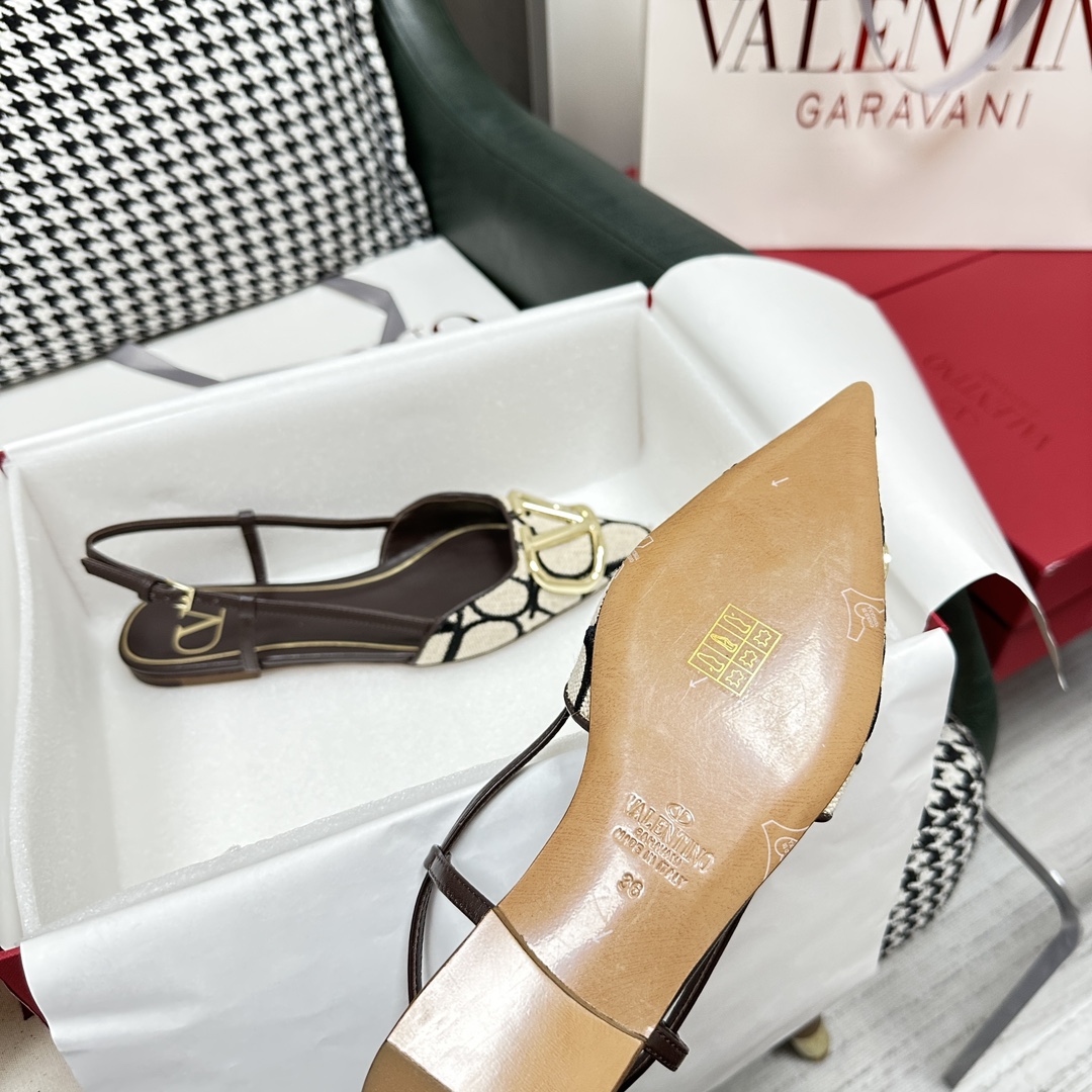 【Valentino】𝟐𝟎𝟐𝟏/𝐒𝐒 𝐧𝐞𝐰  Valentino's newest collection of Roman sandals with Italian printed leather soles