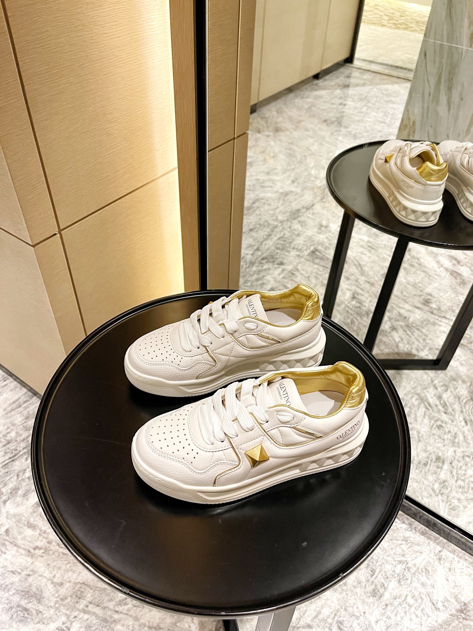 【Valentino】𝟐𝟎𝟐𝟏/𝐒𝐒 𝐧𝐞𝐰 Valentino 2021 fall and winter new one stud sneakers couples on the new