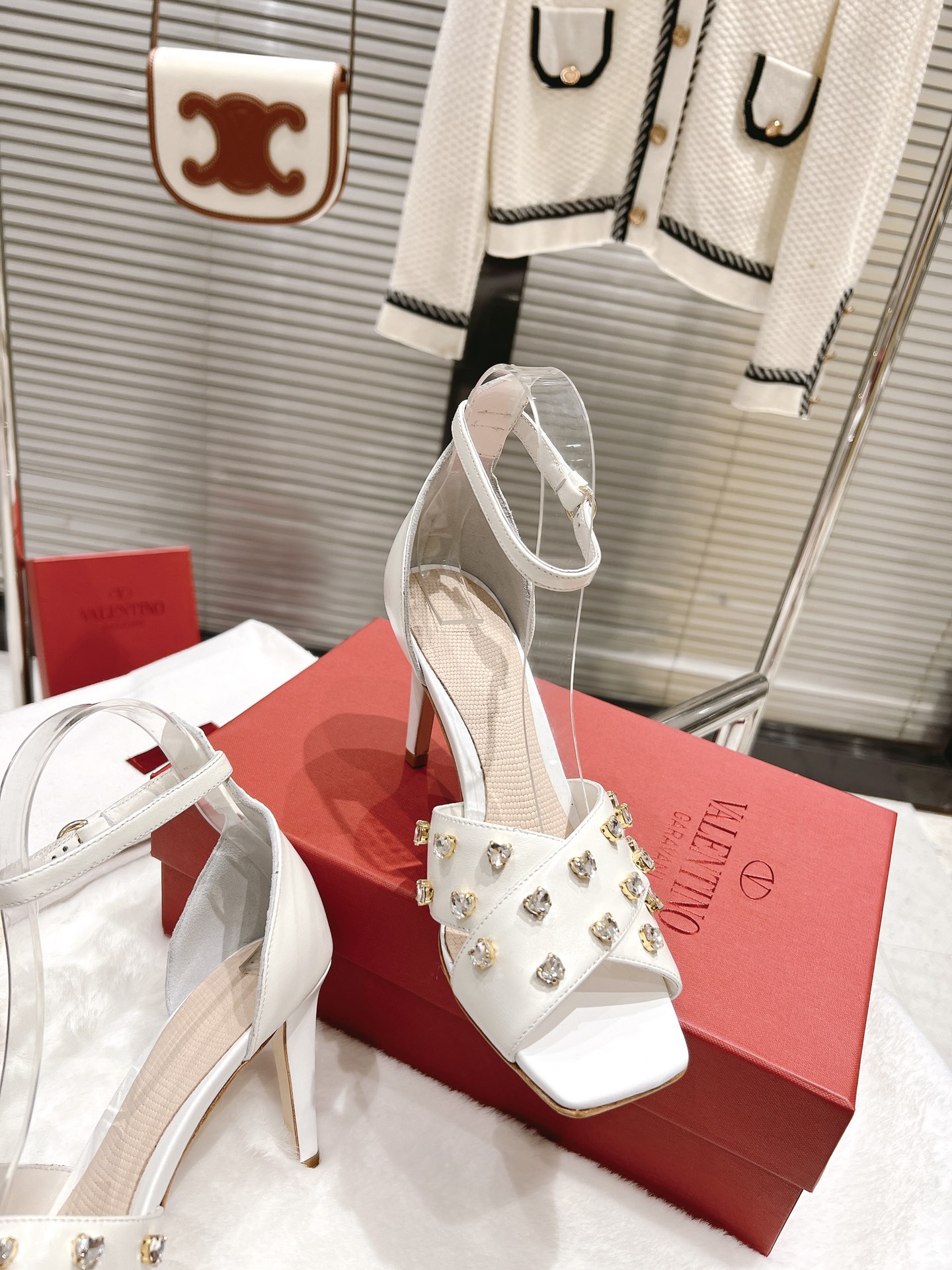 【Valentino】𝟐𝟎𝟐𝟏/𝐒𝐒 𝐧𝐞𝐰  Valentino fabric patent leather lining sheepskin sole cowhide