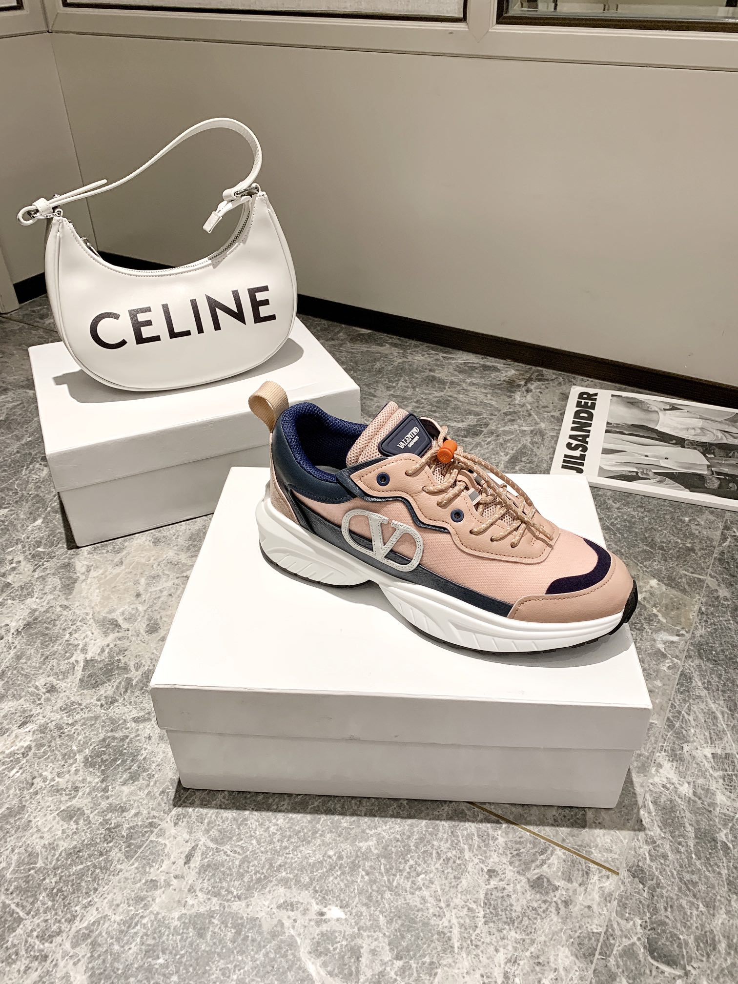 【Valentino】𝟐𝟎𝟐𝟏/𝐒𝐒 𝐧𝐞𝐰 Valentino 2022 ss spring-summer collection of new old man shoes