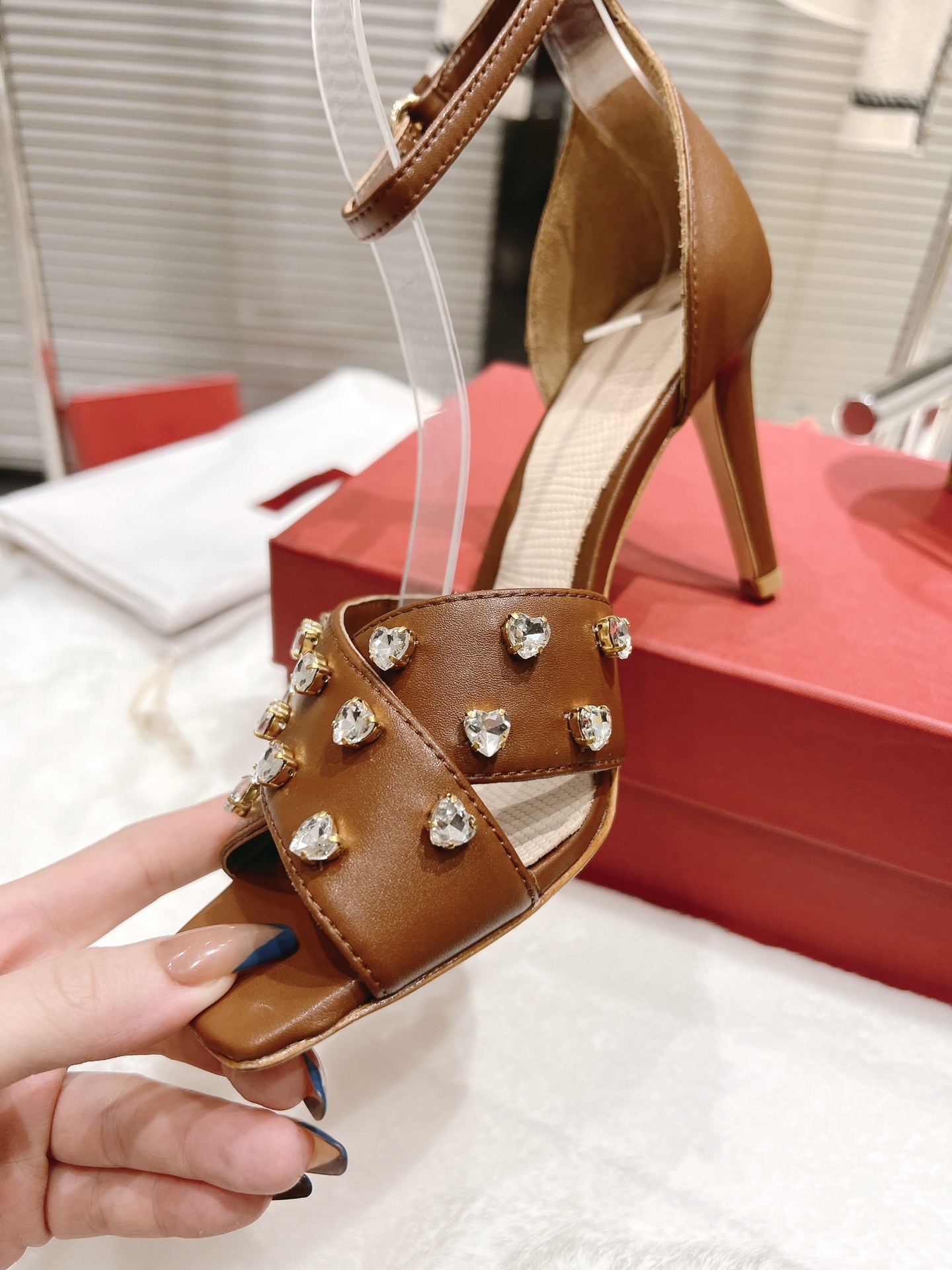 【Valentino】𝟐𝟎𝟐𝟏/𝐒𝐒 𝐧𝐞𝐰  Valentino fabric patent leather lining sheepskin sole cowhide