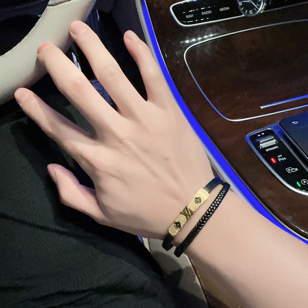 Louis Vuitton cowhide bracelet 🇷🇼 Couple's version