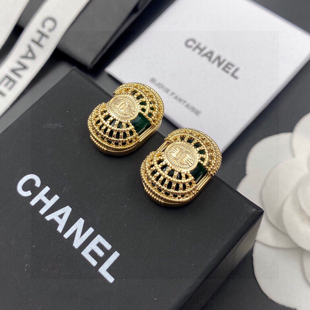 CHANEL🇫🇷Xiaoxiang medieval letter earrings