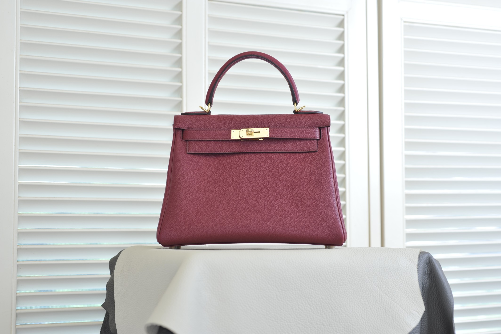 Kelly28 garnet red togo leather gold buckle