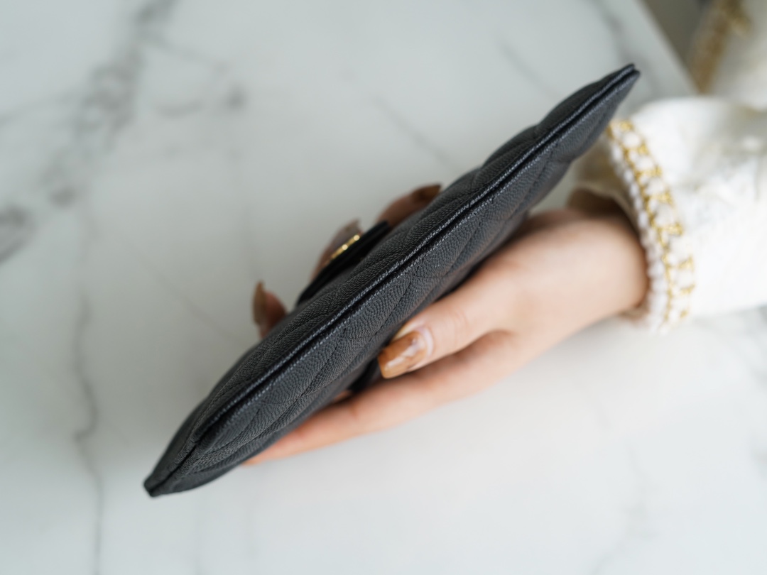 𝗖𝗛𝗔𝗘𝗡𝗟✦ Made of imported channel custom fine grain embossed calfskin 🐂 Classic 3-in-1 phone bag Black Gold