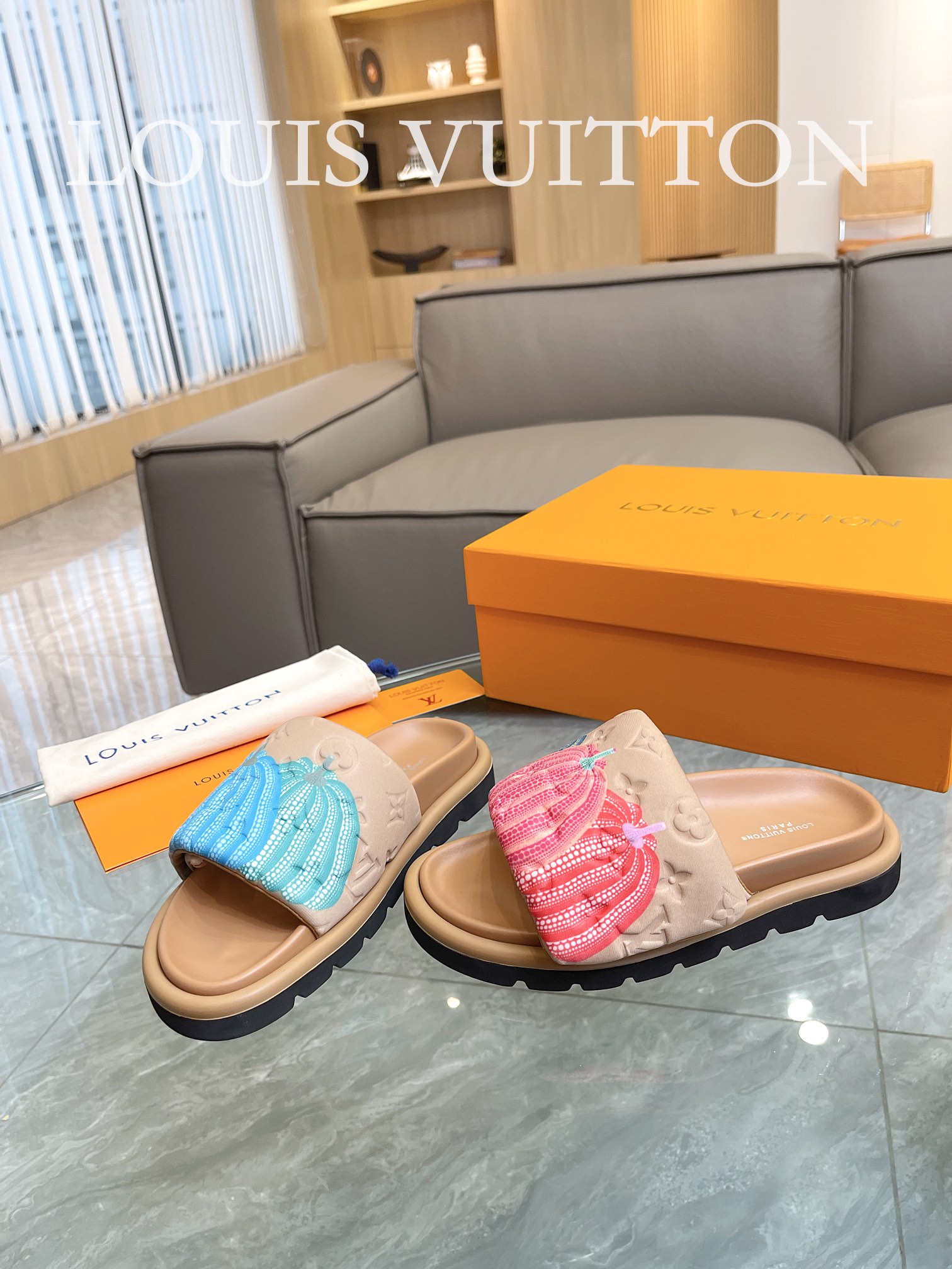 Louis Vuitton 2023 couple models embossed print