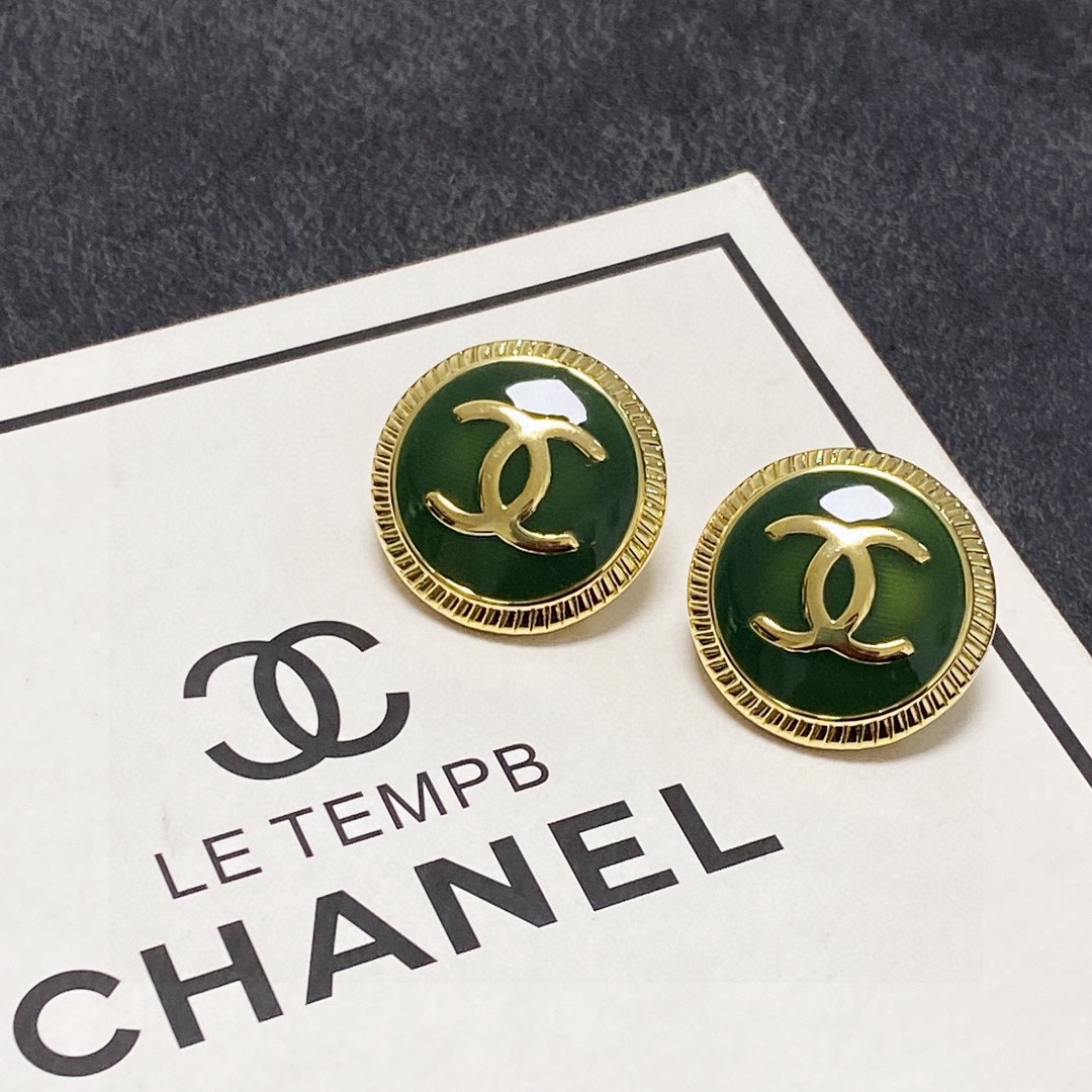 CHANEL🇫🇷Xiaoxiang autumn and winter middle-aged grass green earrings