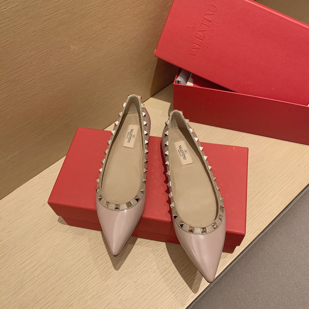 【Valentino】𝟐𝟎𝟐𝟏/𝐒𝐒 𝐧𝐞𝐰 Valentino studded flat shoes top version OEM level exclusive models