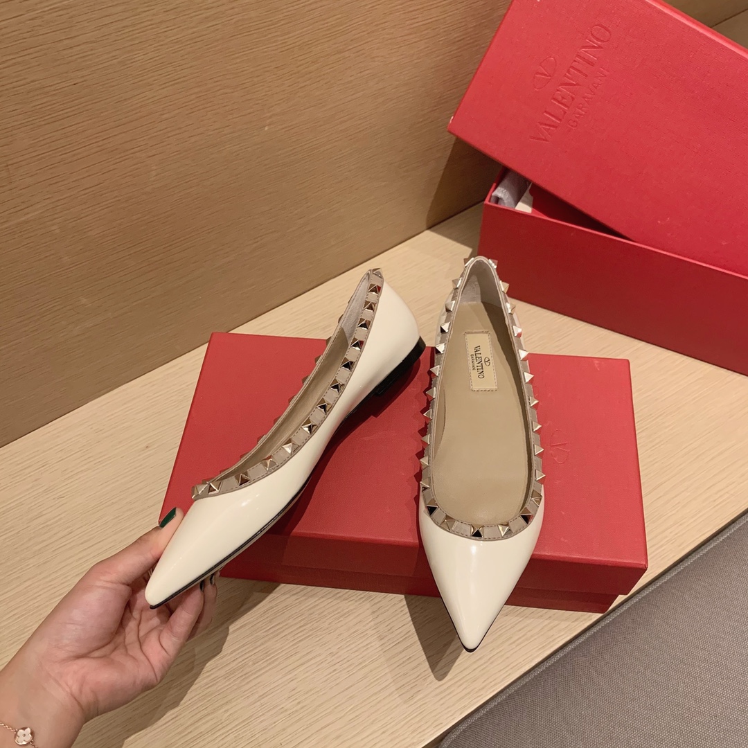【Valentino】𝟐𝟎𝟐𝟏/𝐒𝐒 𝐧𝐞𝐰 Valentino studded flat shoes top version OEM level exclusive models
