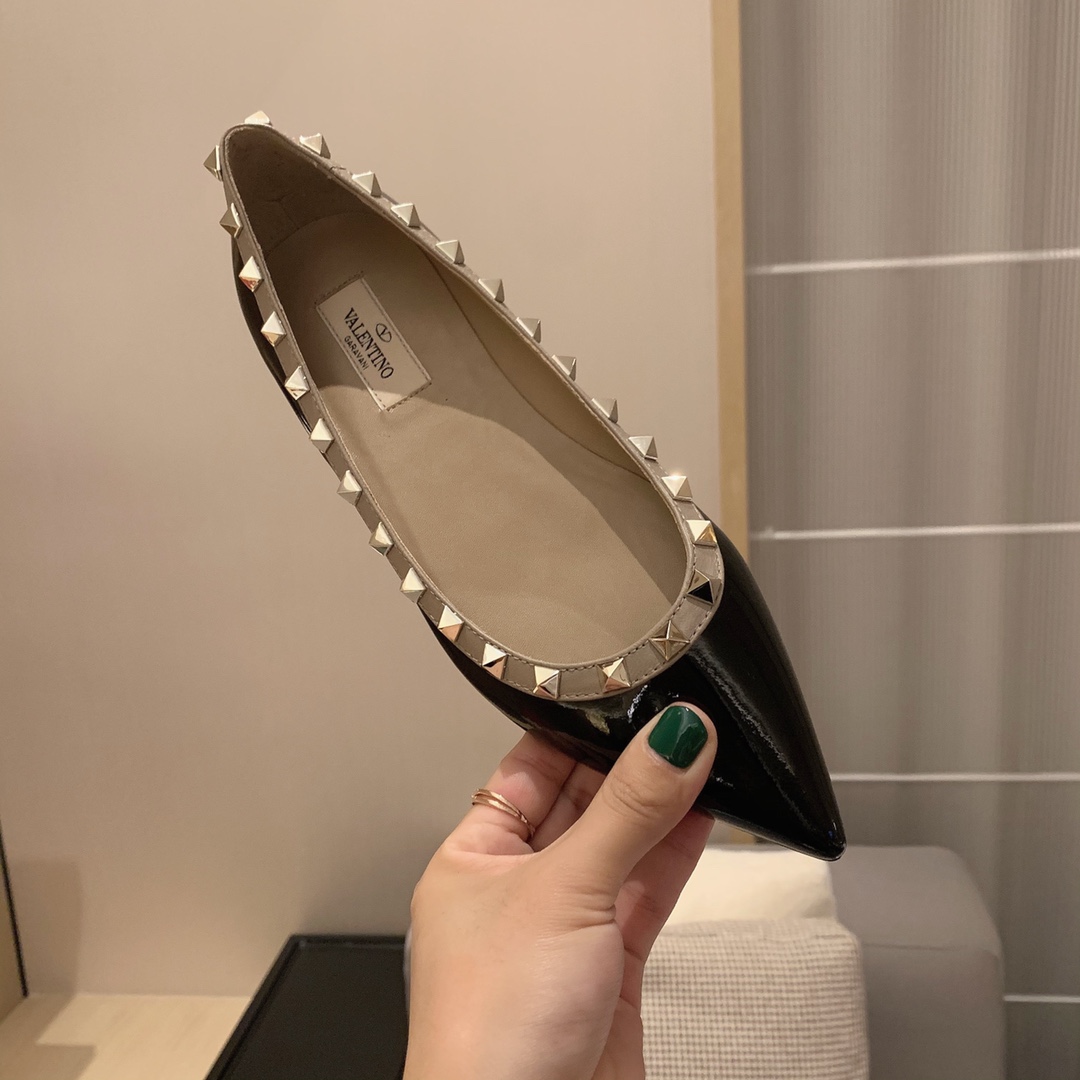 【Valentino】𝟐𝟎𝟐𝟏/𝐒𝐒 𝐧𝐞𝐰 Valentino studded flat shoes top version OEM level exclusive models