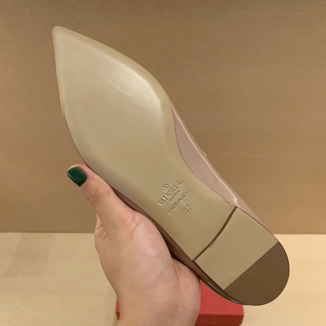 【Valentino】𝟐𝟎𝟐𝟏/𝐒𝐒 𝐧𝐞𝐰 Valentino studded flat shoes top version OEM level exclusive models