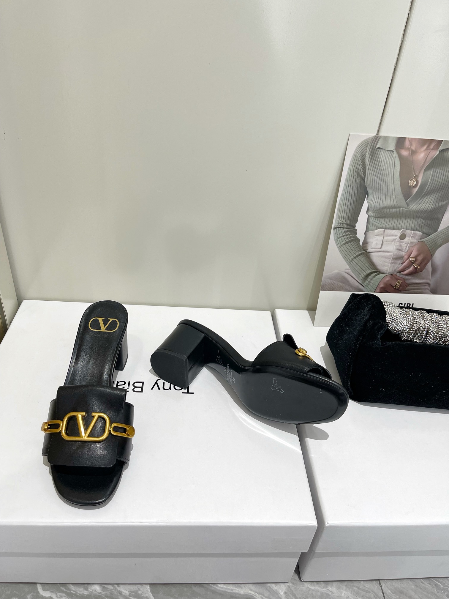 【Valentino】𝟐𝟎𝟐𝟏/𝐒𝐒 𝐧𝐞𝐰  Valentino 2022 / fw spring and summer new women's slippers
