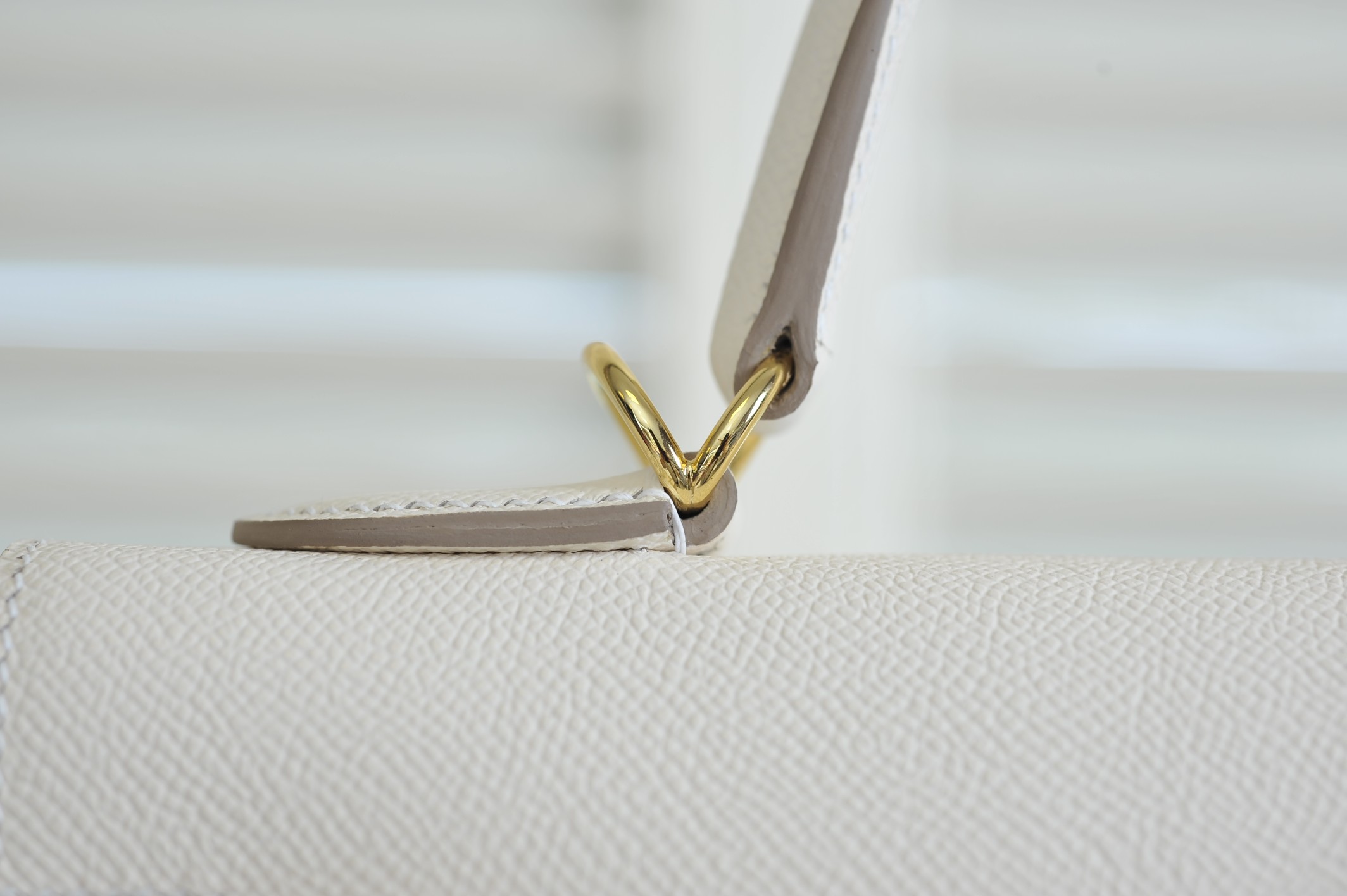 Kelly 25 milkshake white ep leather gold buckle