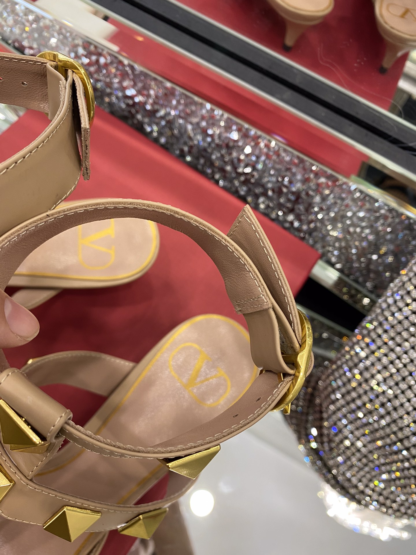 【Valentino】𝟐𝟎𝟐𝟏/𝐒𝐒 𝐧𝐞𝐰 Valentino studded sandals counter the latest series of very bright show series launched