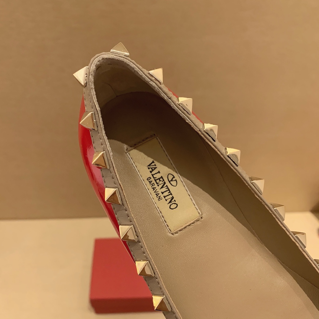【Valentino】𝟐𝟎𝟐𝟏/𝐒𝐒 𝐧𝐞𝐰 Valentino studded flat shoes top version OEM level exclusive models