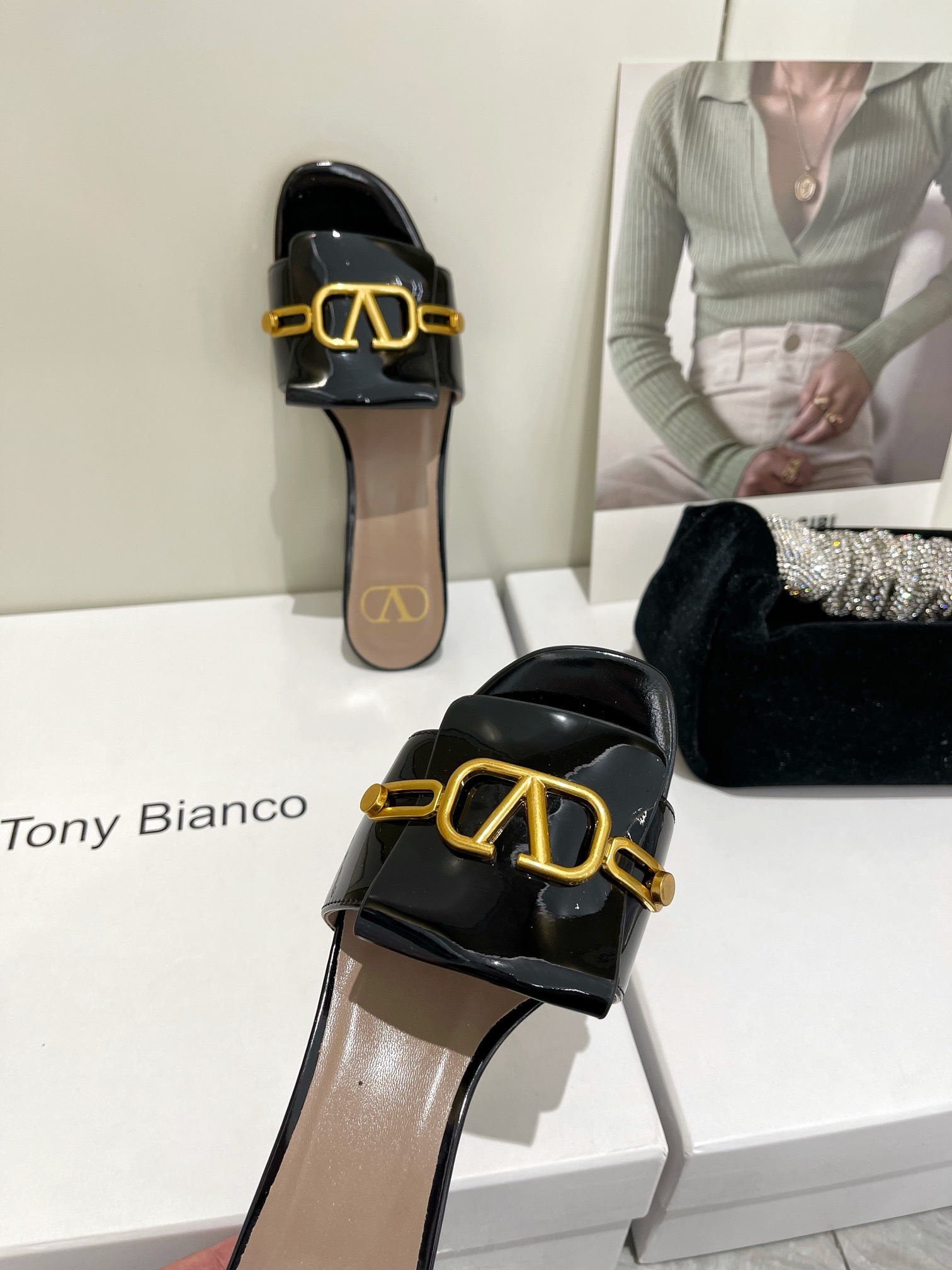【Valentino】𝟐𝟎𝟐𝟏/𝐒𝐒 𝐧𝐞𝐰  Valentino 2022 / fw spring and summer new women's slippers