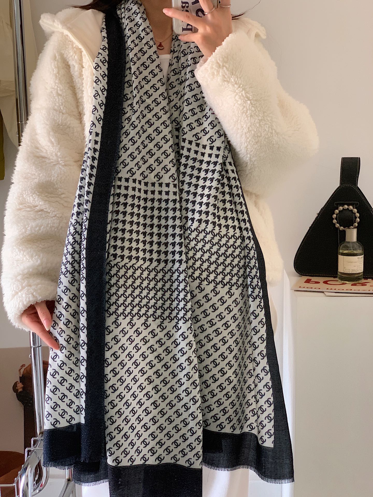 𝐂𝐡𝐚𝐧𝐞𝐥 【Houndstooth Double C Logo】Cashmere Printed Square Scarf