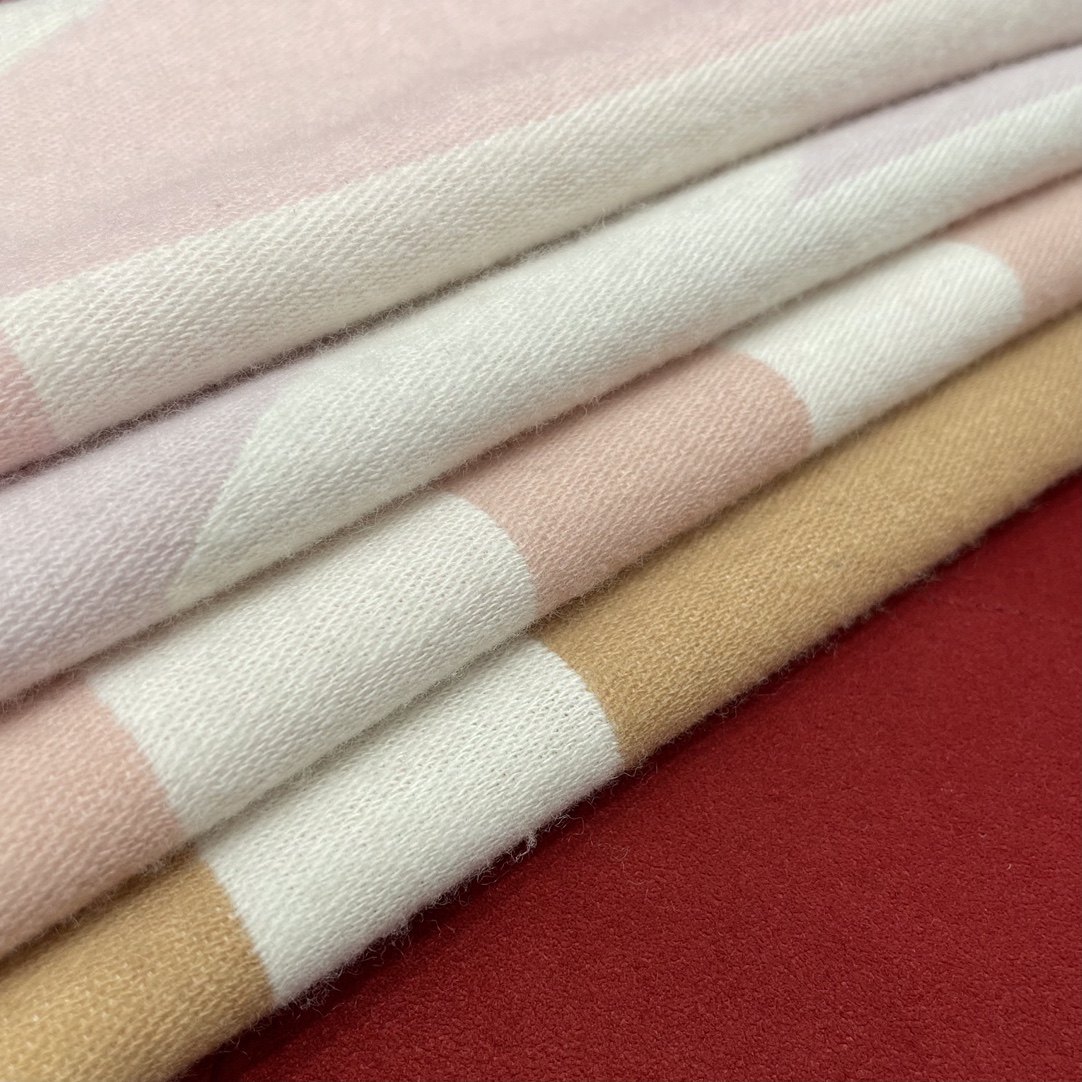 𝐂𝐡𝐚𝐧𝐞𝐥 shawl scarf 🧣 dual-use 53% cashmere ➕ 47% wool