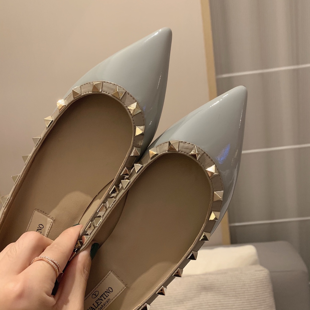 【Valentino】𝟐𝟎𝟐𝟏/𝐒𝐒 𝐧𝐞𝐰 Valentino studded flat shoes top version OEM level exclusive models