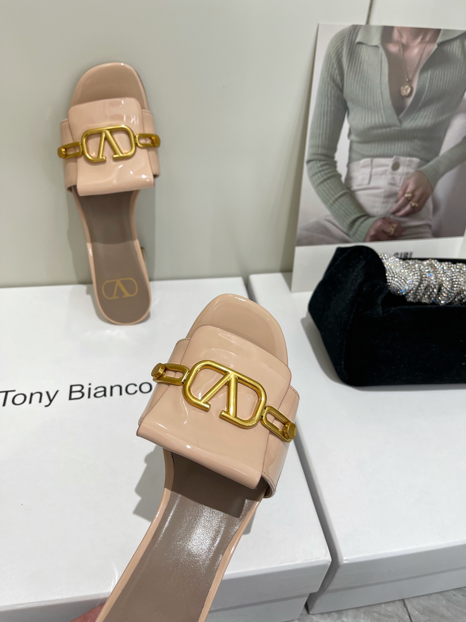 【Valentino】𝟐𝟎𝟐𝟏/𝐒𝐒 𝐧𝐞𝐰  Valentino 2022 / fw spring and summer new women's slippers