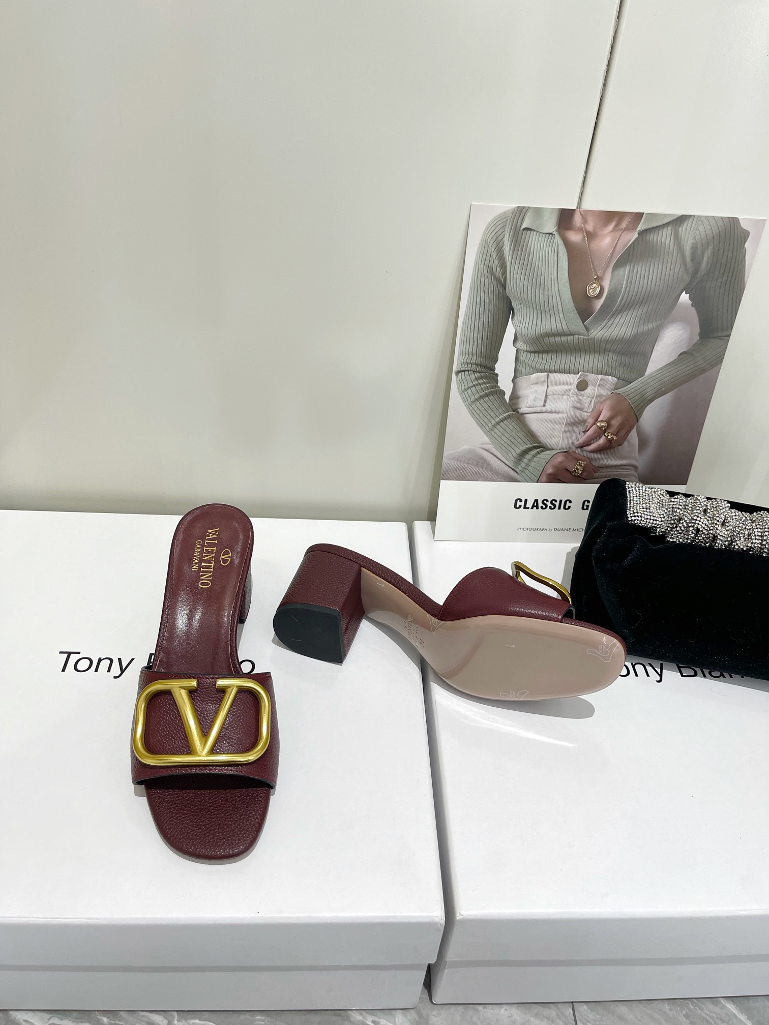 【Valentino】𝟐𝟎𝟐𝟏/𝐒𝐒 𝐧𝐞𝐰  Valentino 2022 / fw spring and summer new women's slippers