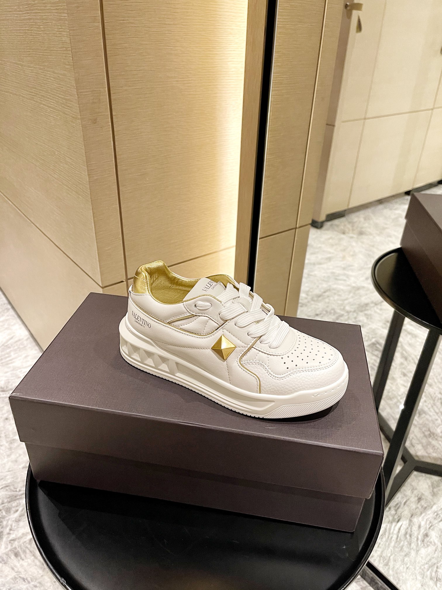 【Valentino】𝟐𝟎𝟐𝟏/𝐒𝐒 𝐧𝐞𝐰 Valentino 2021 fall and winter new one stud sneakers couples on the new
