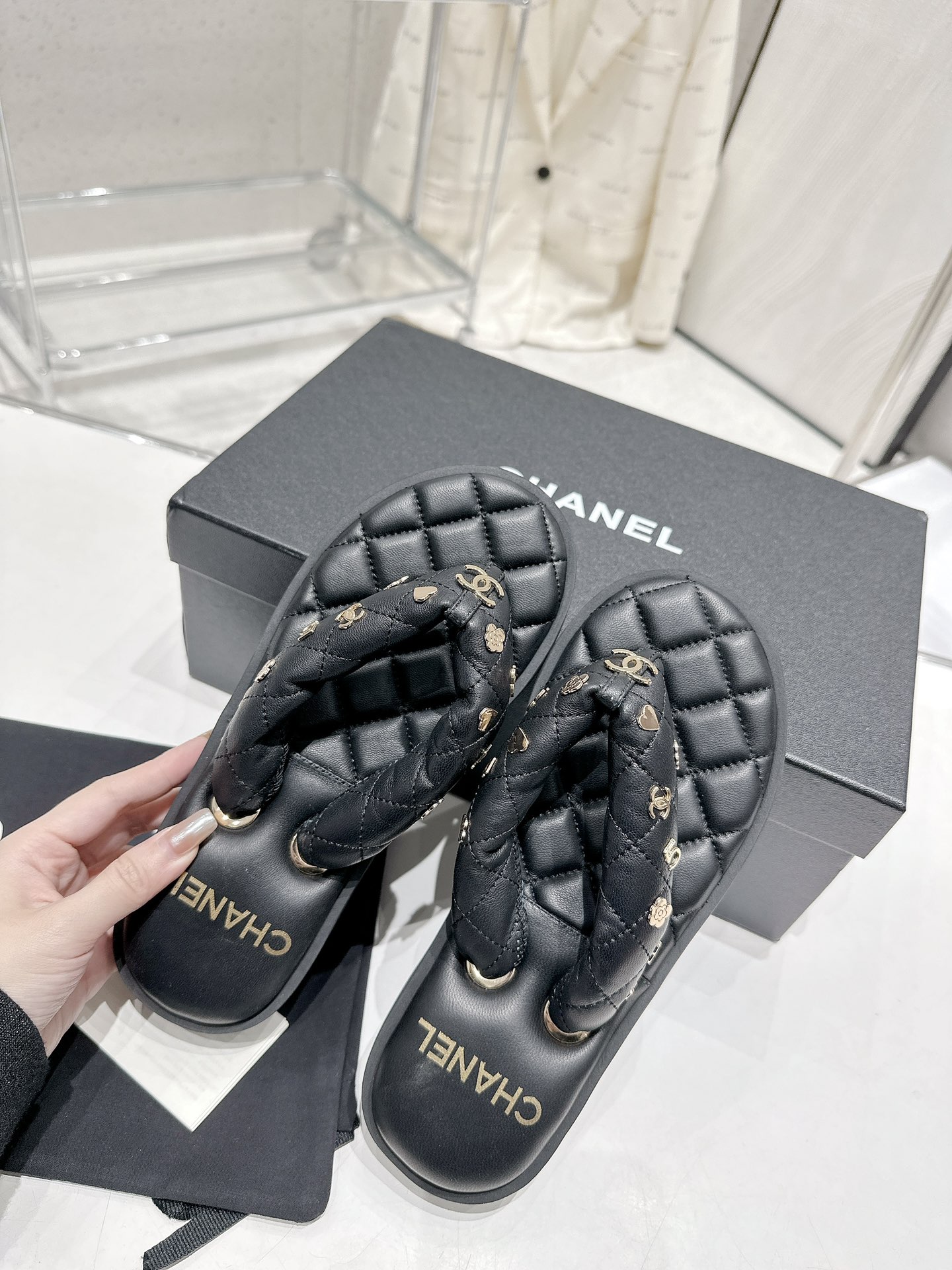 CHANEL summer new bread flip-flops clip toe flip-flops beach sandals
