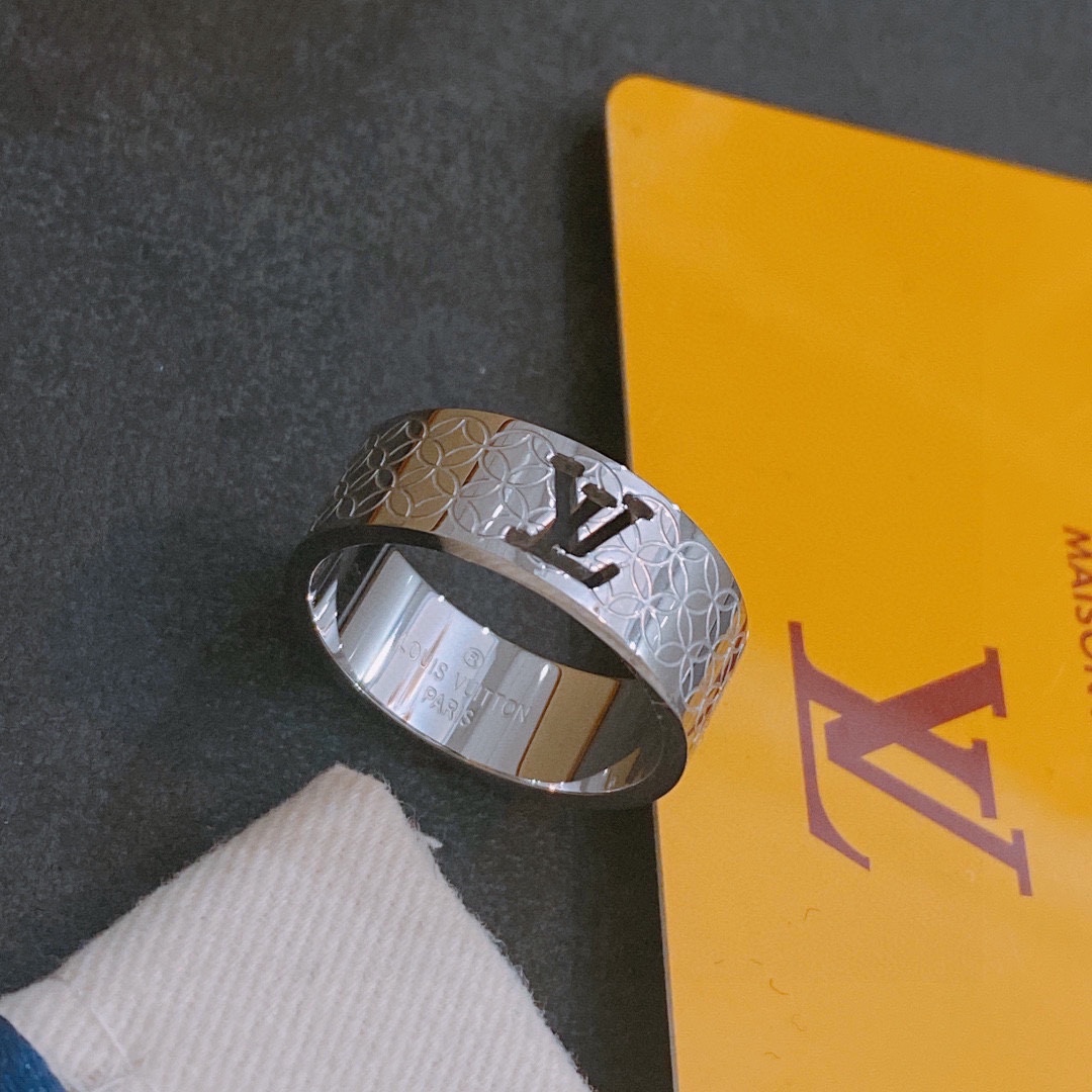 Louis Vuitton ring in the same material as the counter.