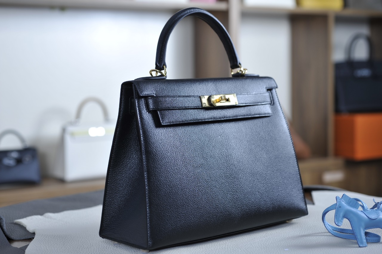 Kelly 28 black gold buckle with extreme pink French sheepskin inside