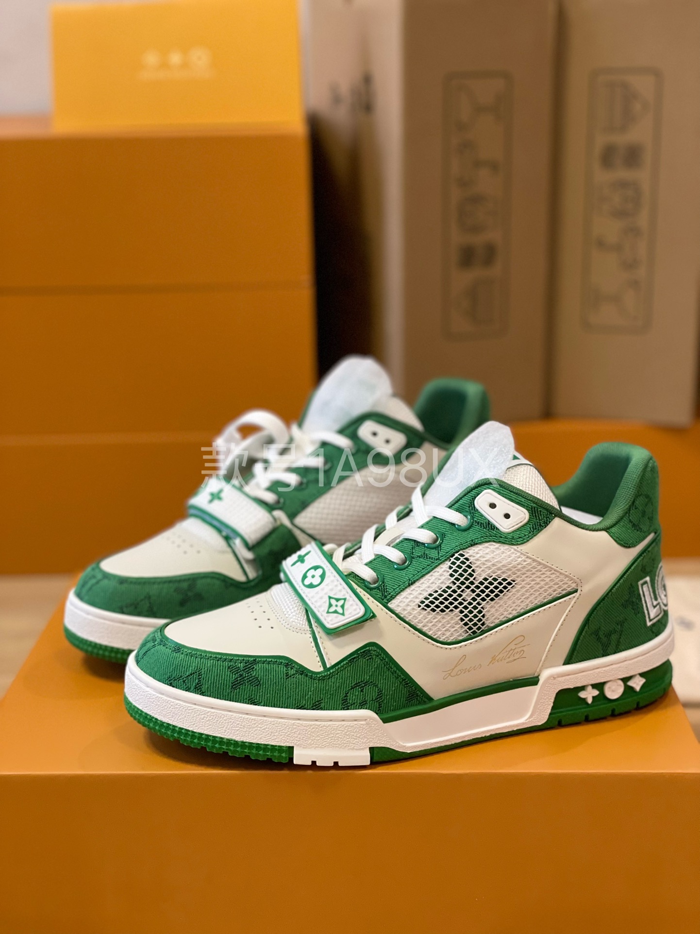 Louis Vuitton Trainer sneakers for couples, style 1A98UX