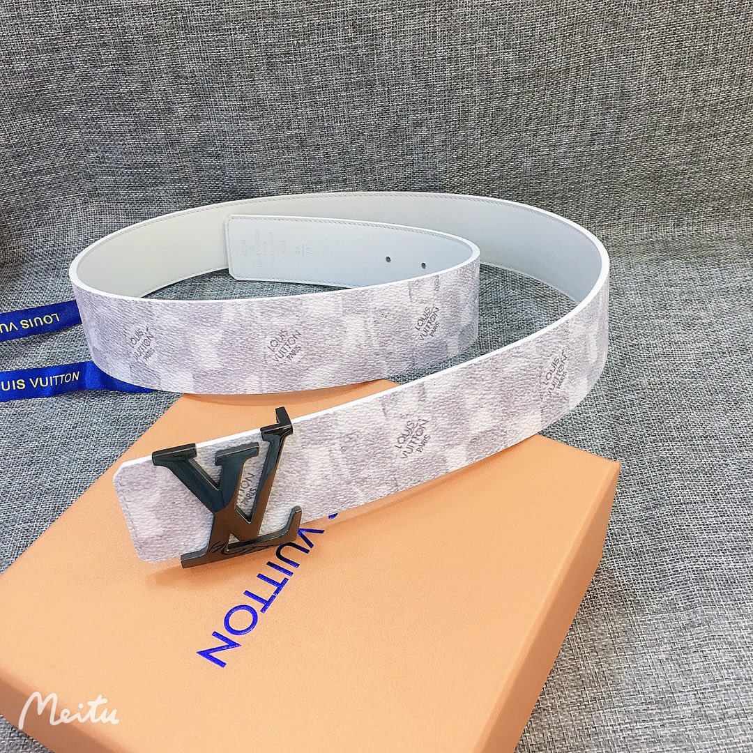 LOUIS VUITTO reversible belt in Monogram canvas and leather