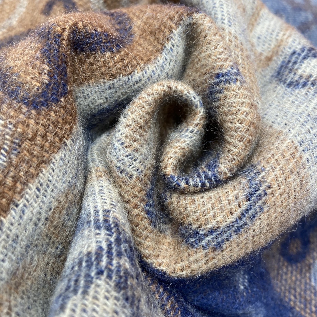 𝐋𝐎𝐄𝐖𝐄 Two-tone checkerboard scarf 90% wool 10% cashmere