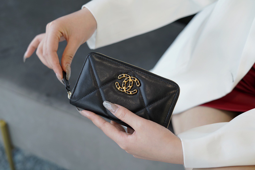 𝗖𝗛𝗔𝗘𝗡𝗟✦In goatskin leather🐐 Series 19 Zip Wallet Black Gold