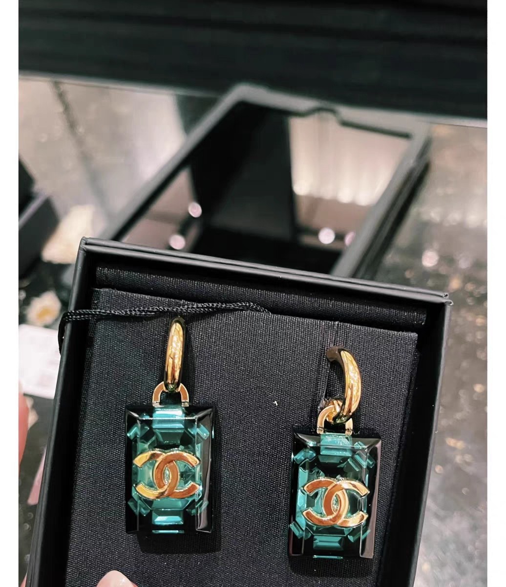 CHANEL🇫🇷Xiaoxiang emerald sugar cube letter earrings