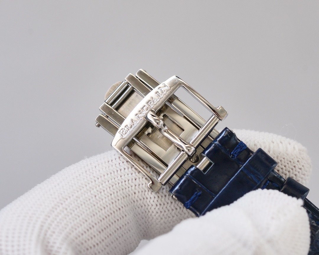 Blancpain - This functional watch comes from the classic Blancpain collection