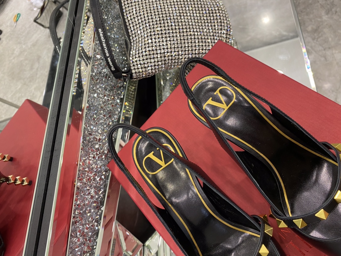 【Valentino】𝟐𝟎𝟐𝟏/𝐒𝐒 𝐧𝐞𝐰 The latest series of counter perfect details original matte open edge bead leather