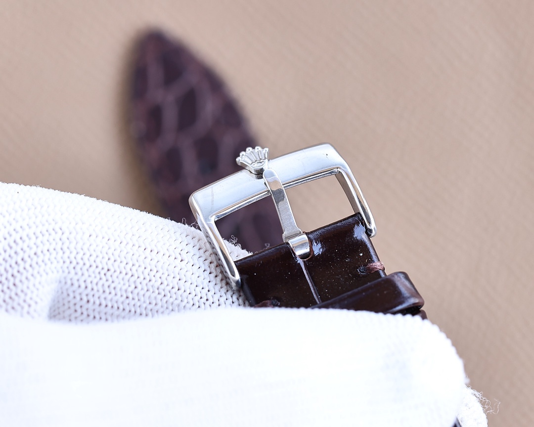 Rolex . The bezel adopts 48 Slovak diamonds