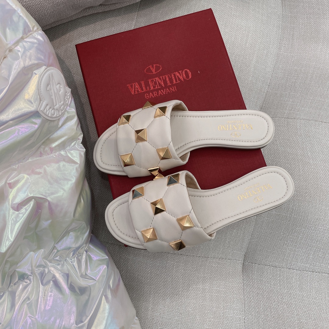 【Valentino】𝟐𝟎𝟐𝟏/𝐒𝐒 𝐧𝐞𝐰 021 official website new metal rivets diamond plaid slippers Qin Lan the same model