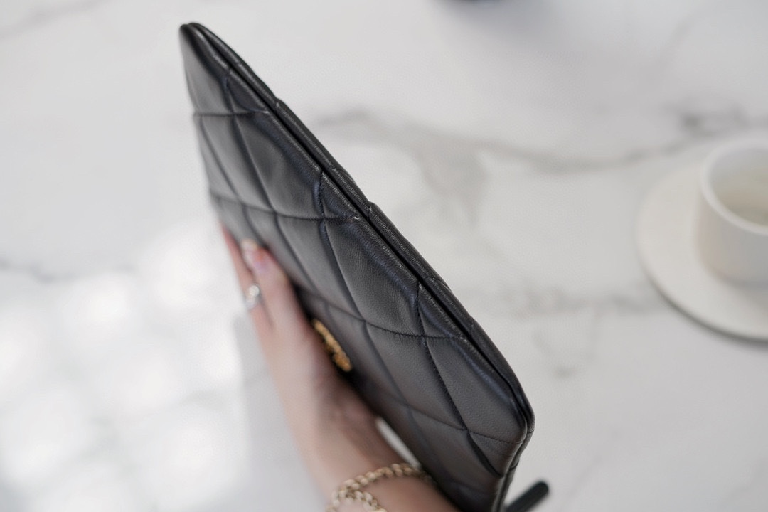 𝗖𝗛𝗔𝗘𝗡𝗟✦Classic 19 Series Imported Channel Special Lambskin🐑 Carry-on Clutch Bag Classic ➼ Black Gold