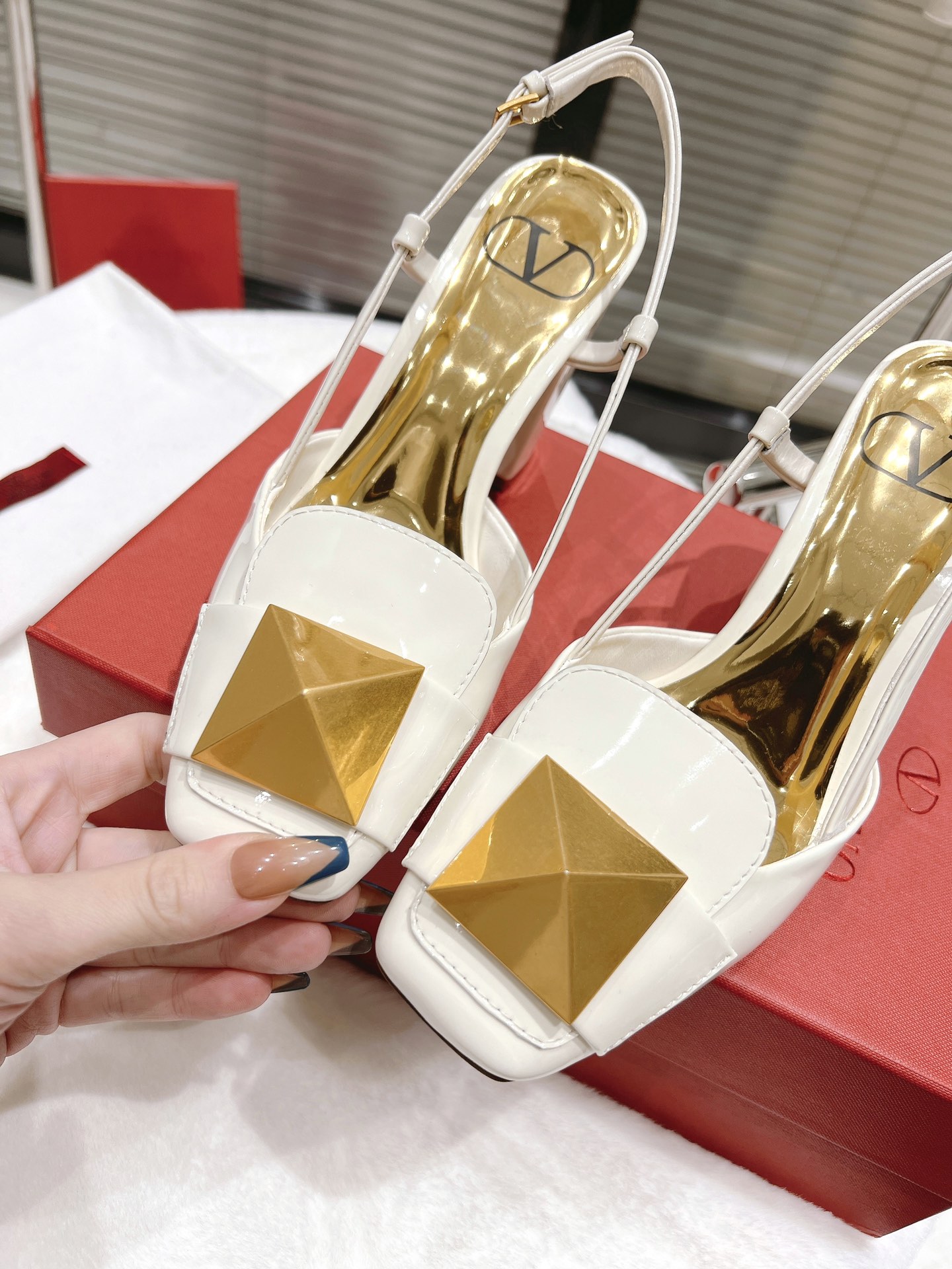 【Valentino】𝟐𝟎𝟐𝟏/𝐒𝐒 𝐧𝐞𝐰  Valentino fabric patent leather lining sheepskin sole cowhide