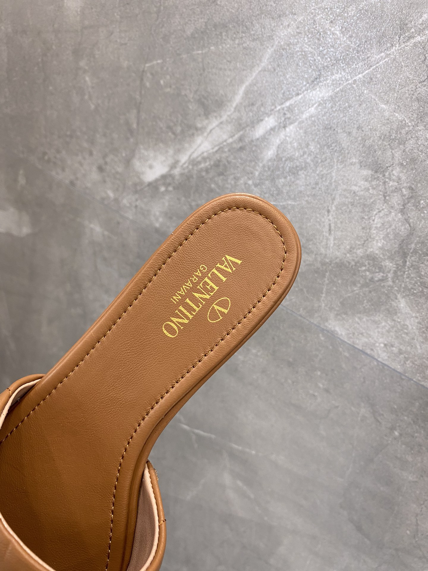 【Valentino】𝟐𝟎𝟐𝟏/𝐒𝐒 𝐧𝐞𝐰 The latest counter series, perfect details, very bright show series launched