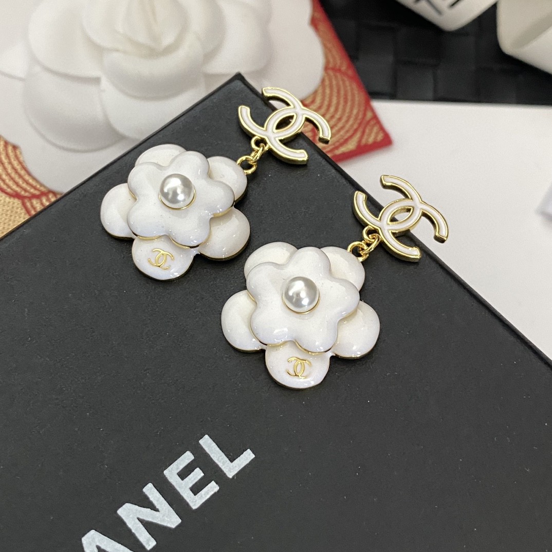 CHANEL🇫🇷Xiaoxiang three-dimensional letter camellia pearl stud earrings earrings jewelry