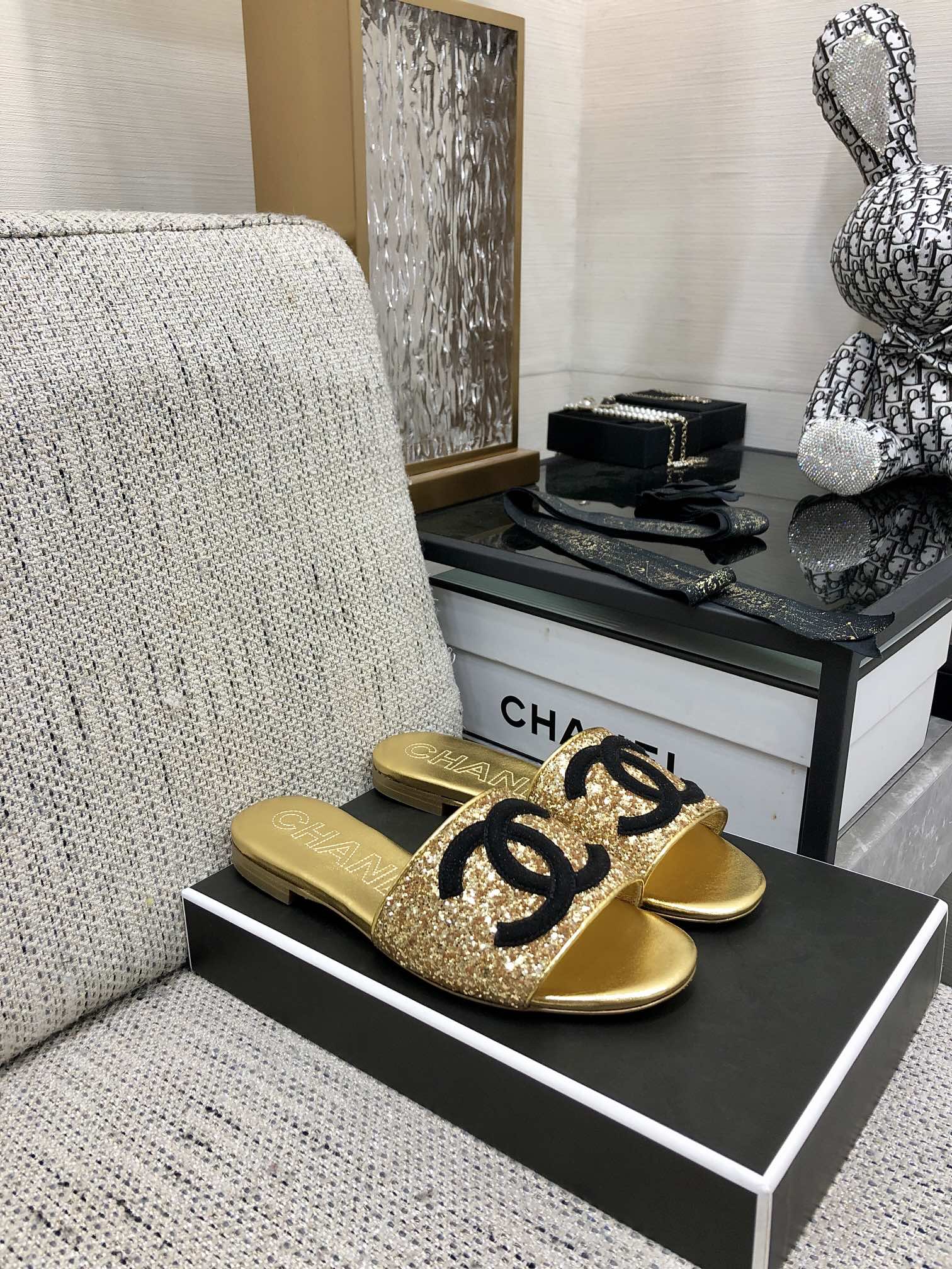 CHANEL 2023 spring and summer latest electric embroidery honey slippers Imported leather outsole