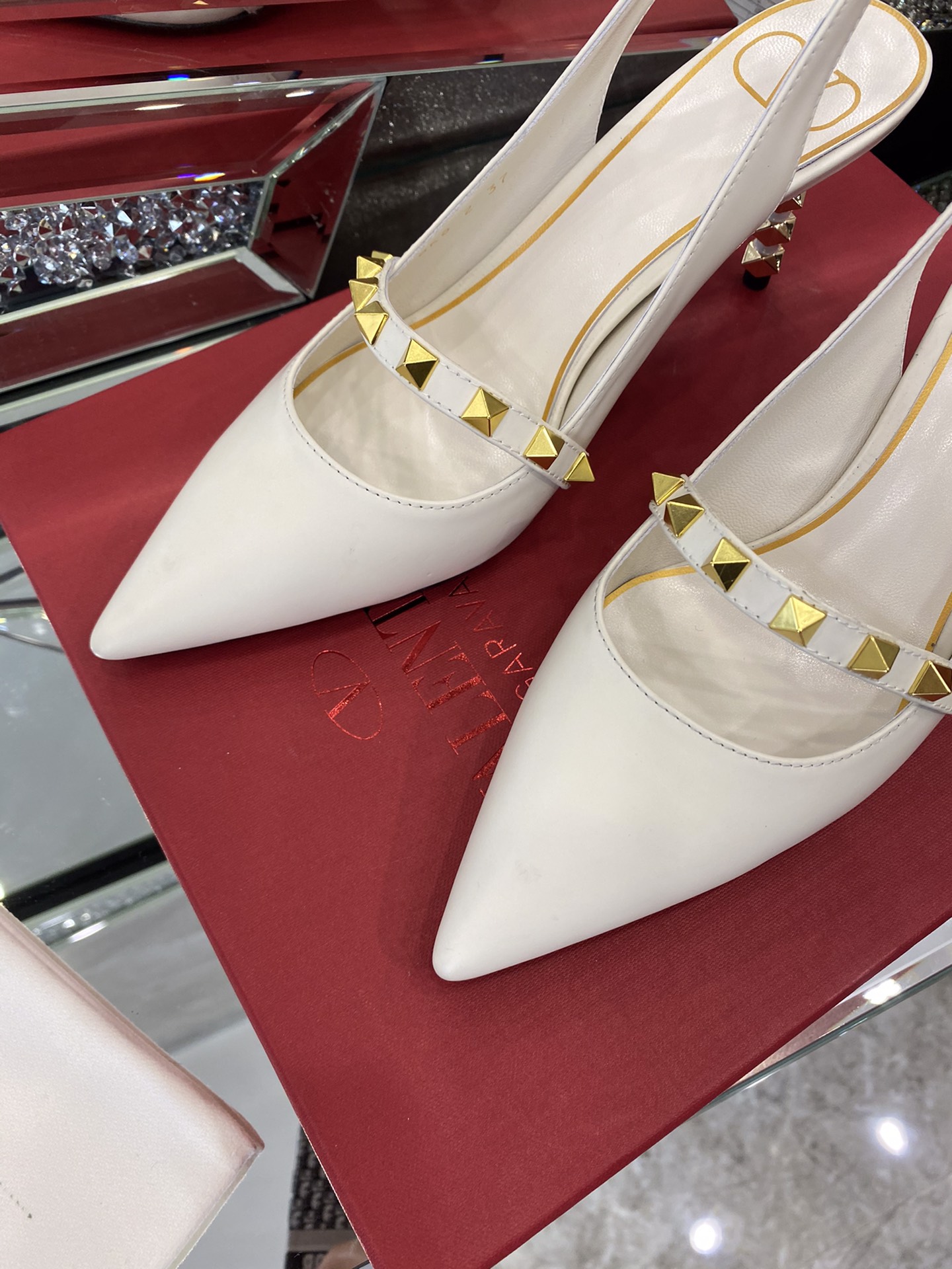 【Valentino】𝟐𝟎𝟐𝟏/𝐒𝐒 𝐧𝐞𝐰 The latest series of counter perfect details original matte open edge bead leather