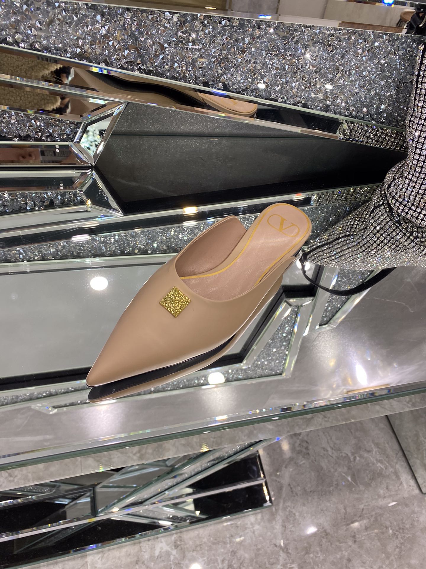 【Valentino】𝟐𝟎𝟐𝟏/𝐒𝐒 𝐧𝐞𝐰 The latest series of counter perfect details original matte open edge bead leather