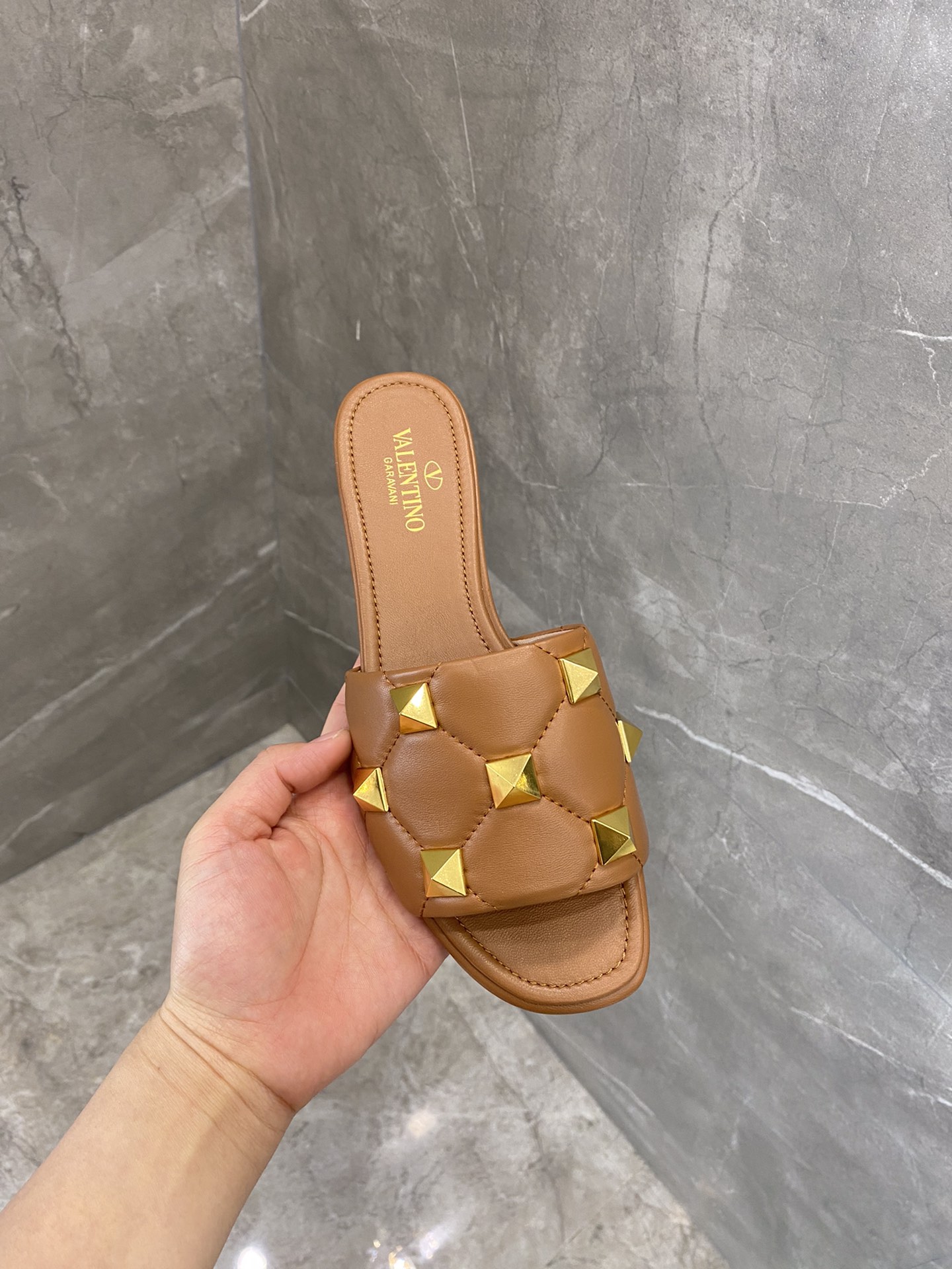 【Valentino】𝟐𝟎𝟐𝟏/𝐒𝐒 𝐧𝐞𝐰 The latest counter series, perfect details, very bright show series launched