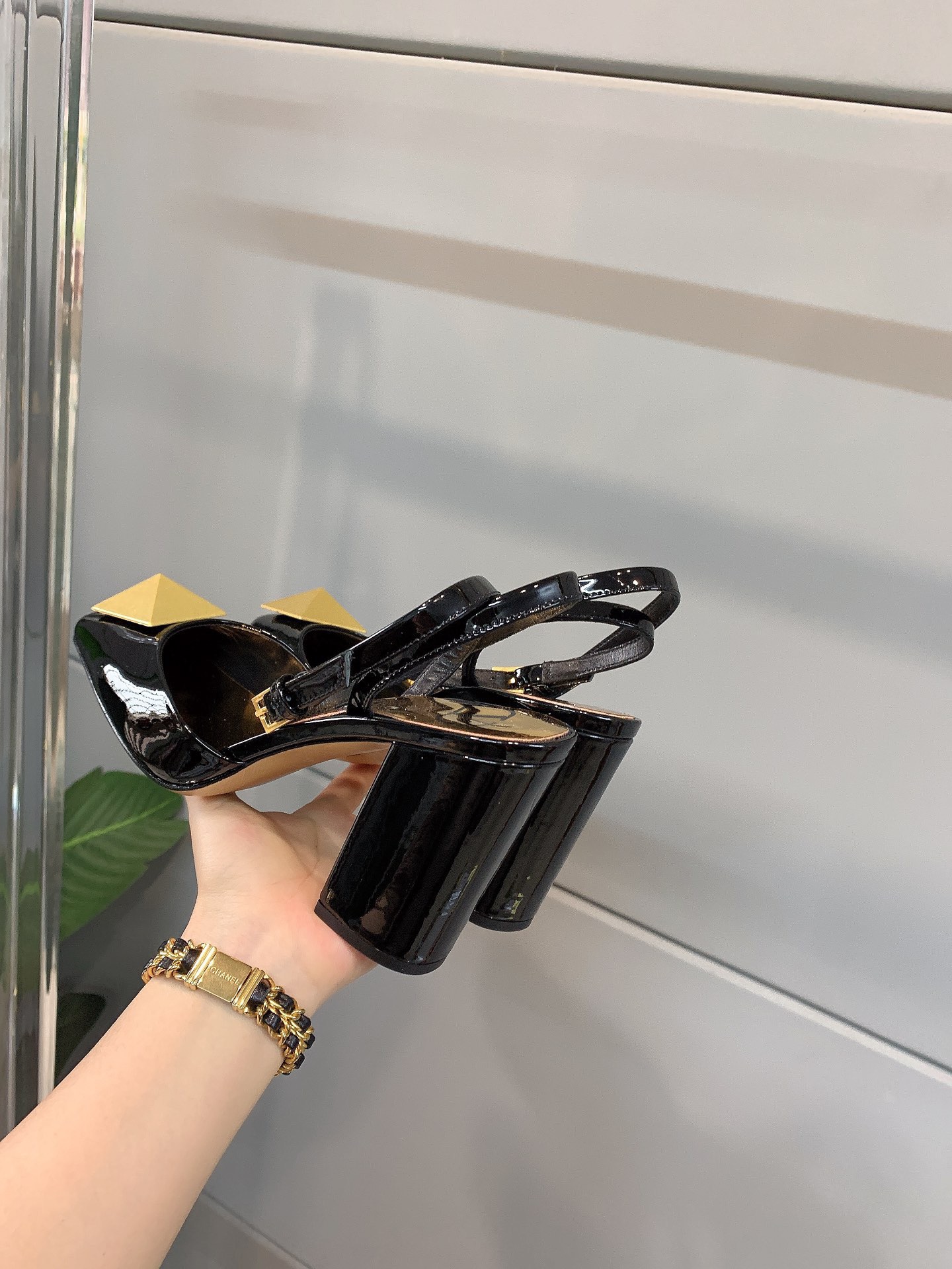 【Valentino】𝟐𝟎𝟐𝟏/𝐒𝐒 𝐧𝐞𝐰 VALENTINO 2022ss spring-summer new big studded high heelss still the classic studded collection